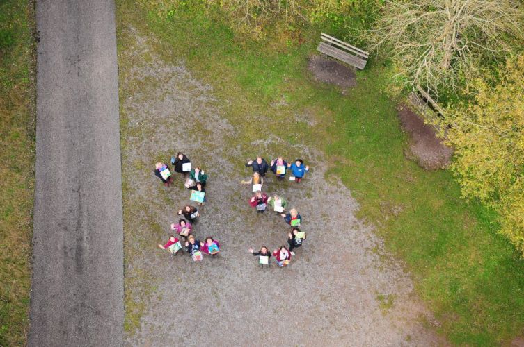 Menschen bilden eine 25 aus der Vogelperspektive
