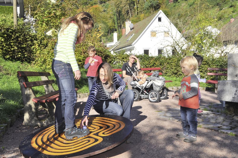 Eine Familie spielt an einer Station.