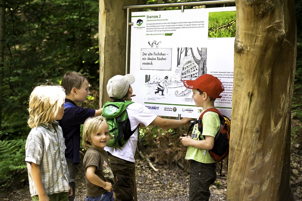 Kinder vor einer Infotafel