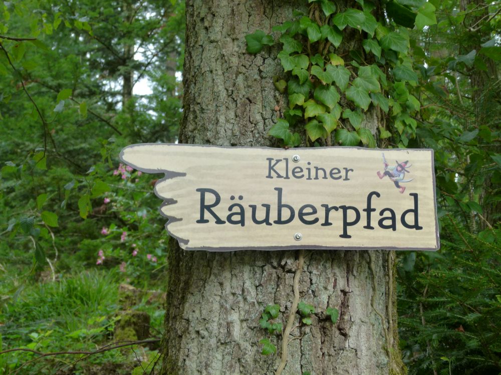 Wegweiser an einem Baum