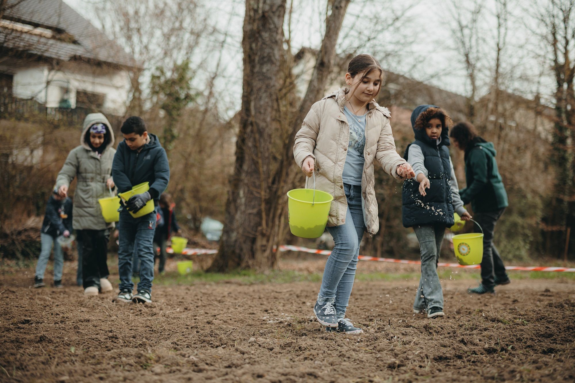 Kinder säen Samen aus.