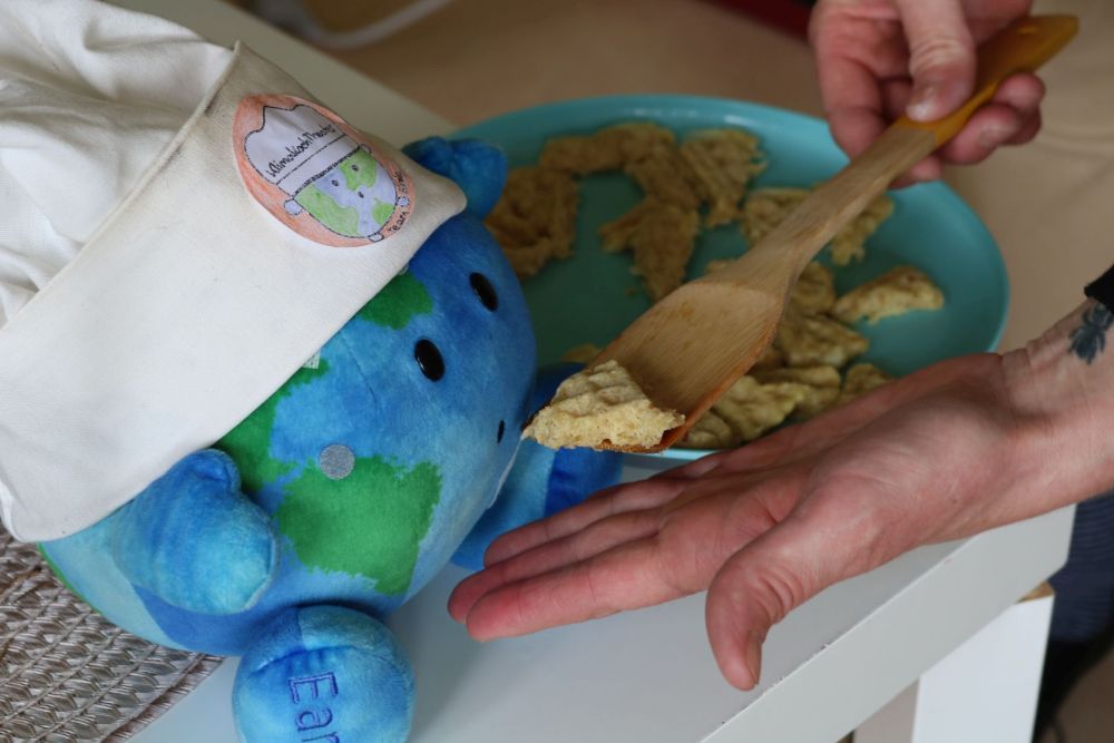 Die kleine Plüscherde isst eine Wandel-Waffel.