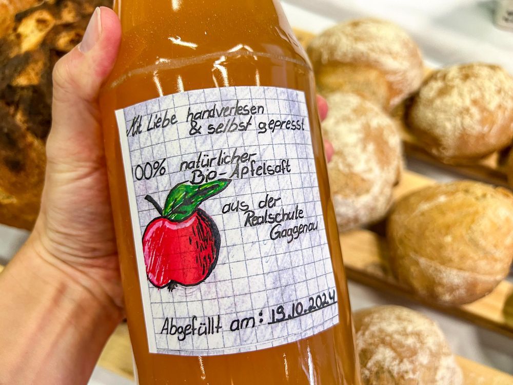 Apfelsaftflasche mit einem selbstgemachten Etikette.