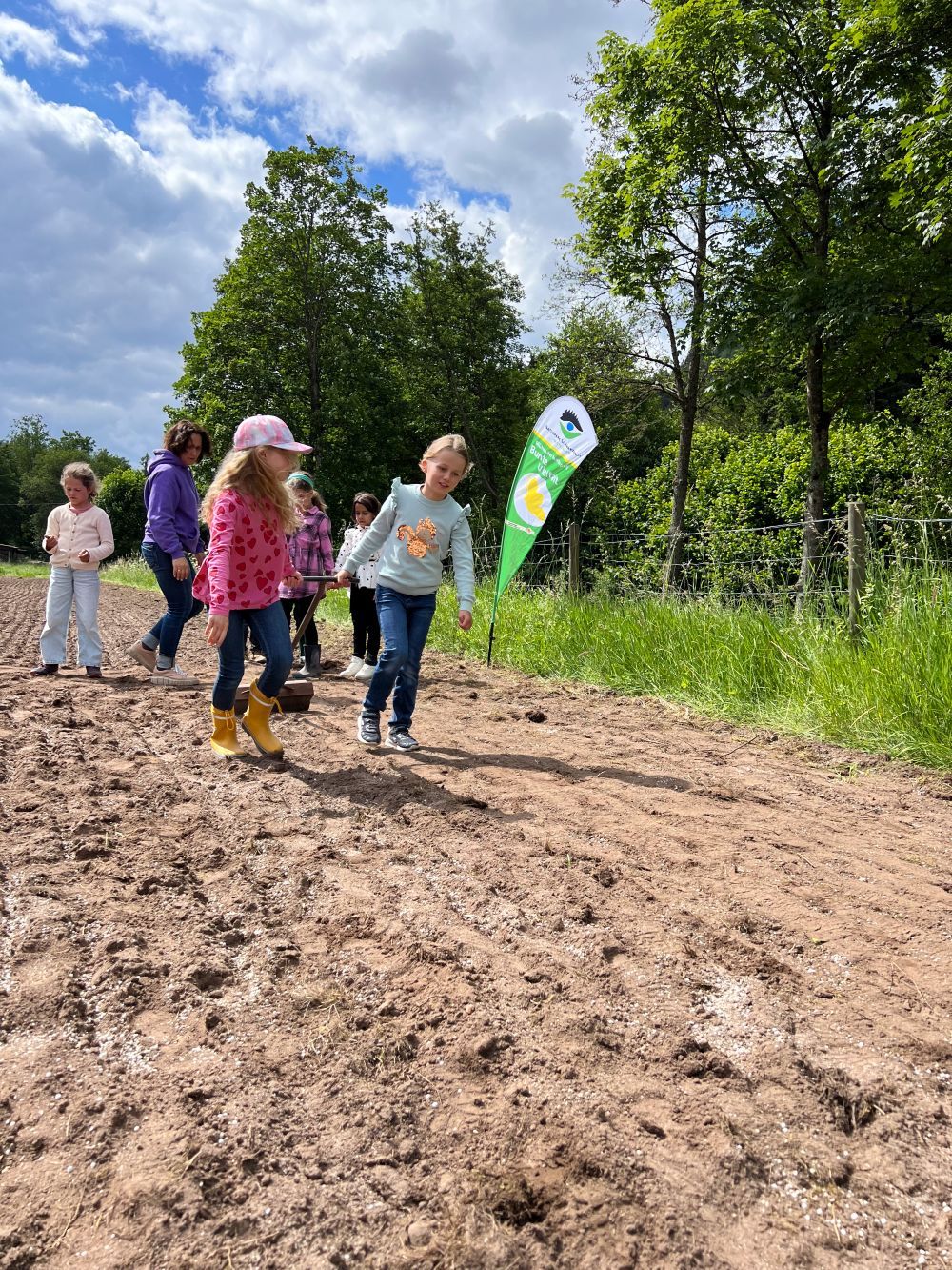 Kinder säen Samen auf einer vorbereiteten Fläche ein.