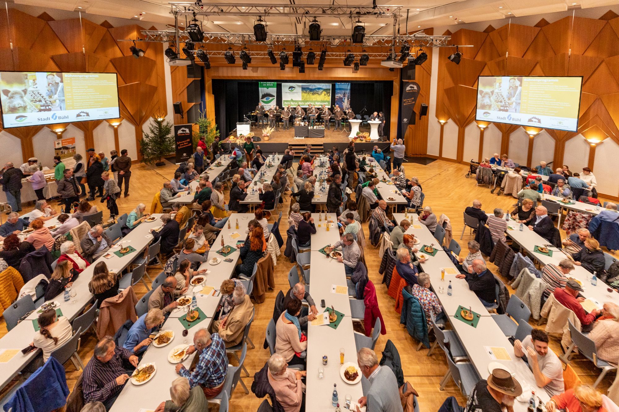 mit Menschen gefüllter Veranstaltungsraum mit Bühne