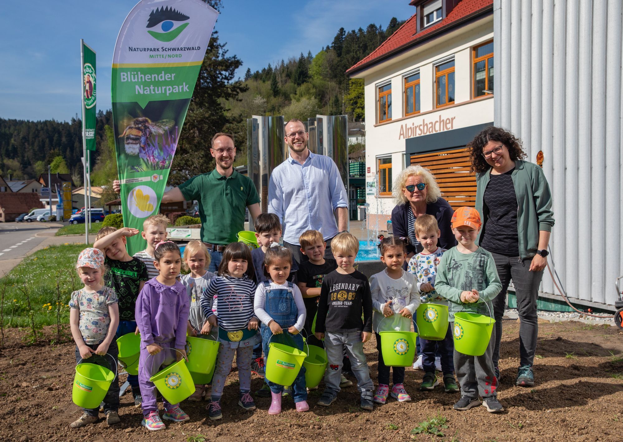 Einsaat mit Kindergarten beim Naturpark-Partner Alpirsbacher Klosterbräu. Foto: Anja Selena Gruhler