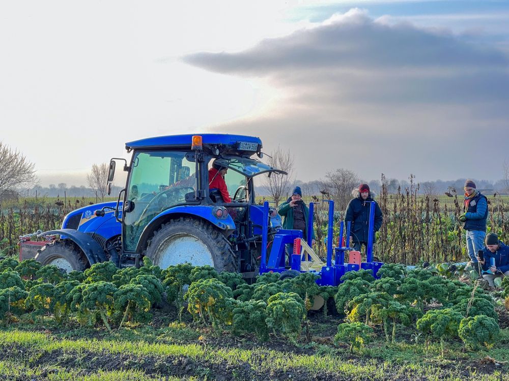 Ein Traktor fährt über einen Acker.