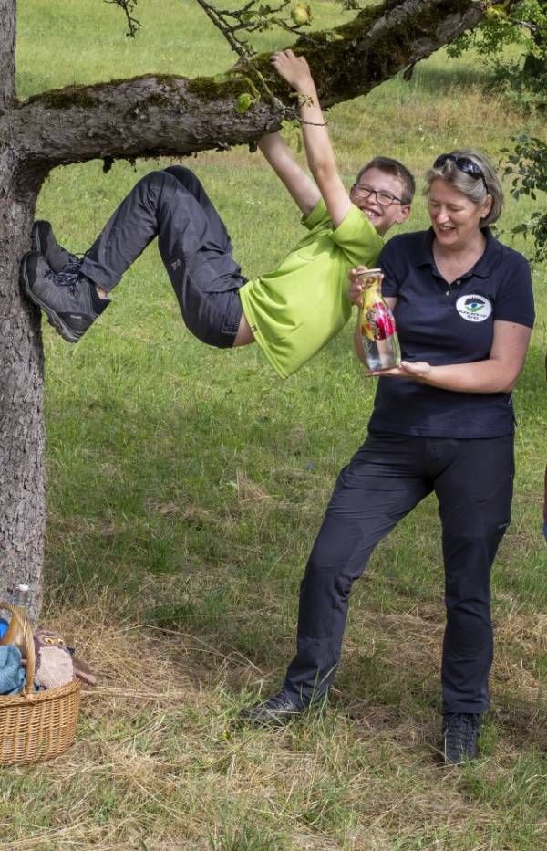 Eine Frau mit einem Jungen auf einer Wiese