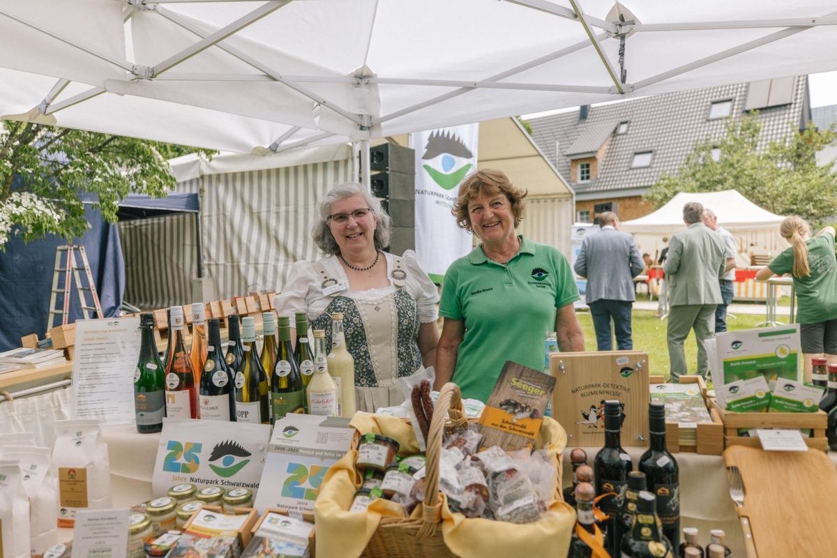 Naturpark-Projektmanagerin Friederike Stetter und eine Schwarzwald-Guide am Naturpark-Stand auf dem Jubiläums-Naturpark-Markt in Loffenau. Foto: Johannes Nickel/Naturpark Schwarzwald Mitte/Nord e. V.