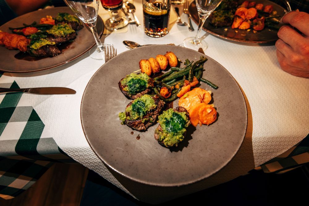 Gericht mit Wildschweinfleisch auf einem Teller 