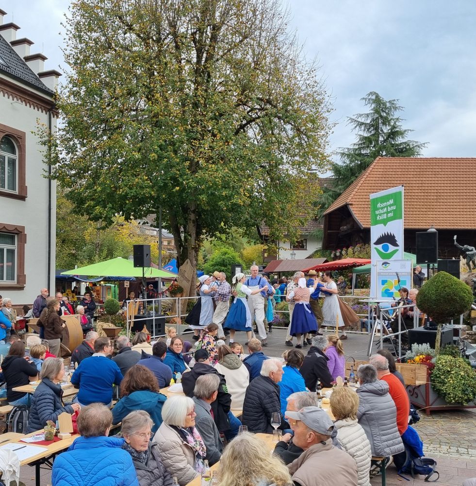Eine Trachtengruppe tanzt auf der Bühne vor Zuschauern in Oberharmersbach.