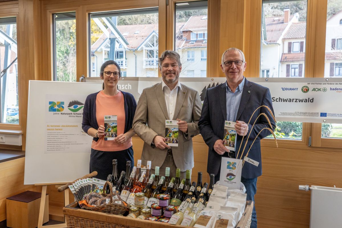 Naturpark-Projektmanagerin Christina Cammerer, der Naturpark-Vorsitzende Prof. Dr. Christian Dusch und der Naturpark-Geschäftsführer Karl-Heinz Dunker präsentieren die Jubiläums-Produkte. Foto: Johannes Nickel/Naturpark Schwarzwald Mitte/Nord e. V.