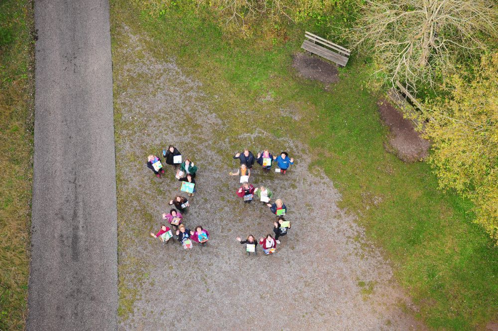 Menschen bilden eine 25 aus der Vogelperspektive