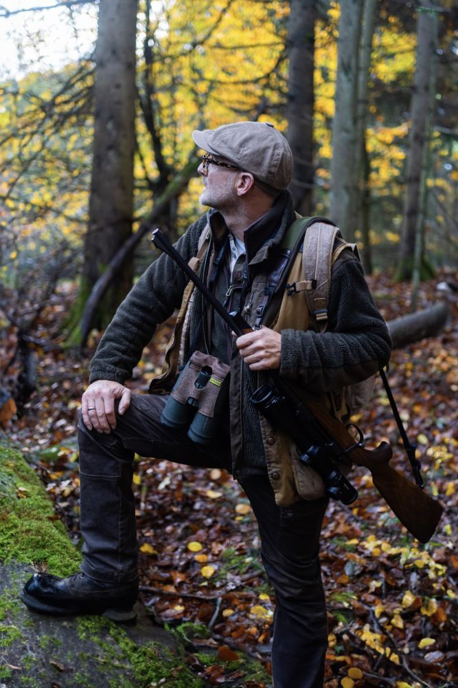 ein Jäger mit seinem Gewehr im Wald