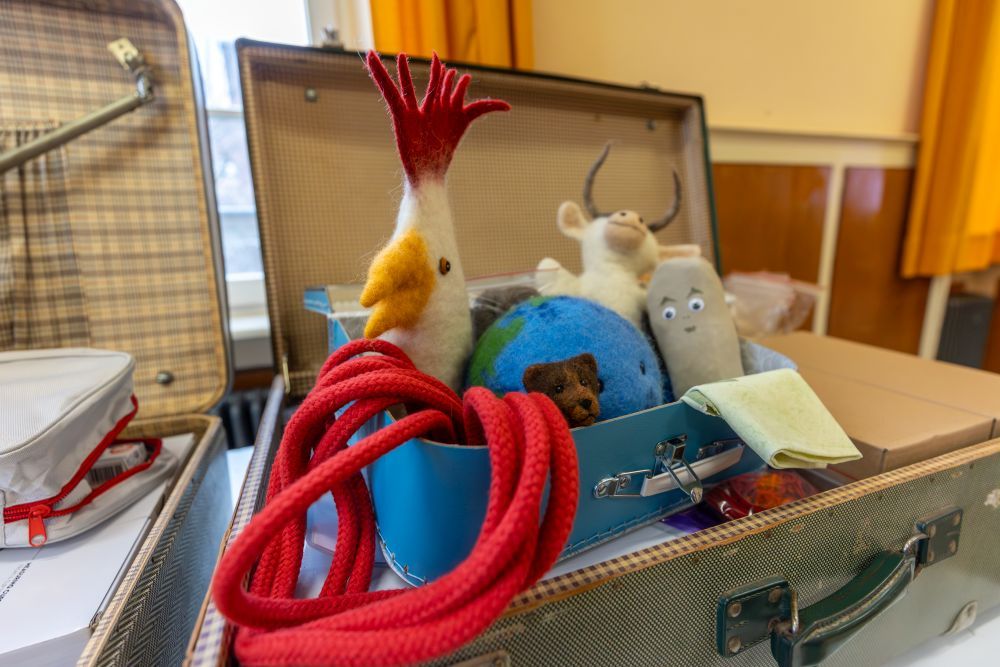 Koffer mit den Handpuppen gefüllt