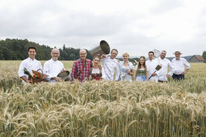 Köche stehen in einem Weizenfeld