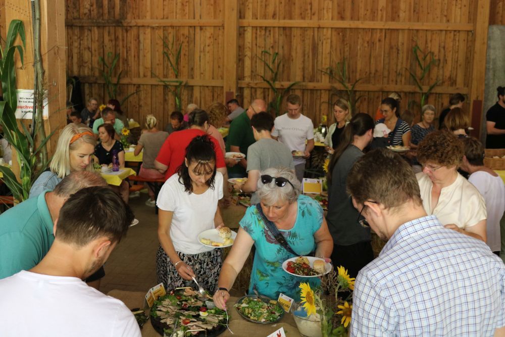 Menschen bedienen sich beim Brunch-Büfett.