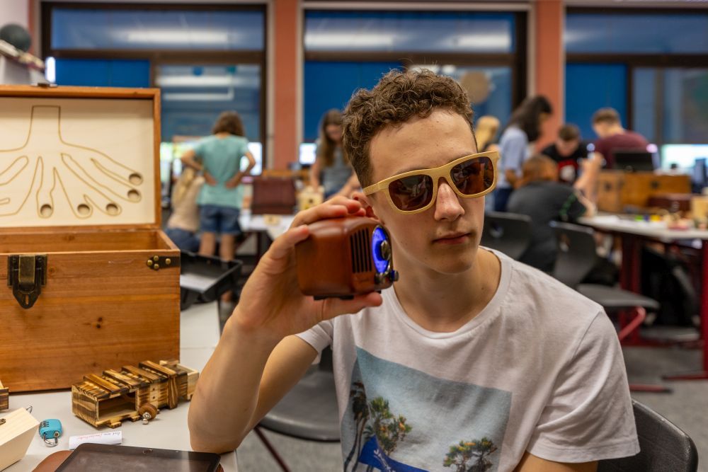 Ein Junge beim Entwickeln eines Escape Games.