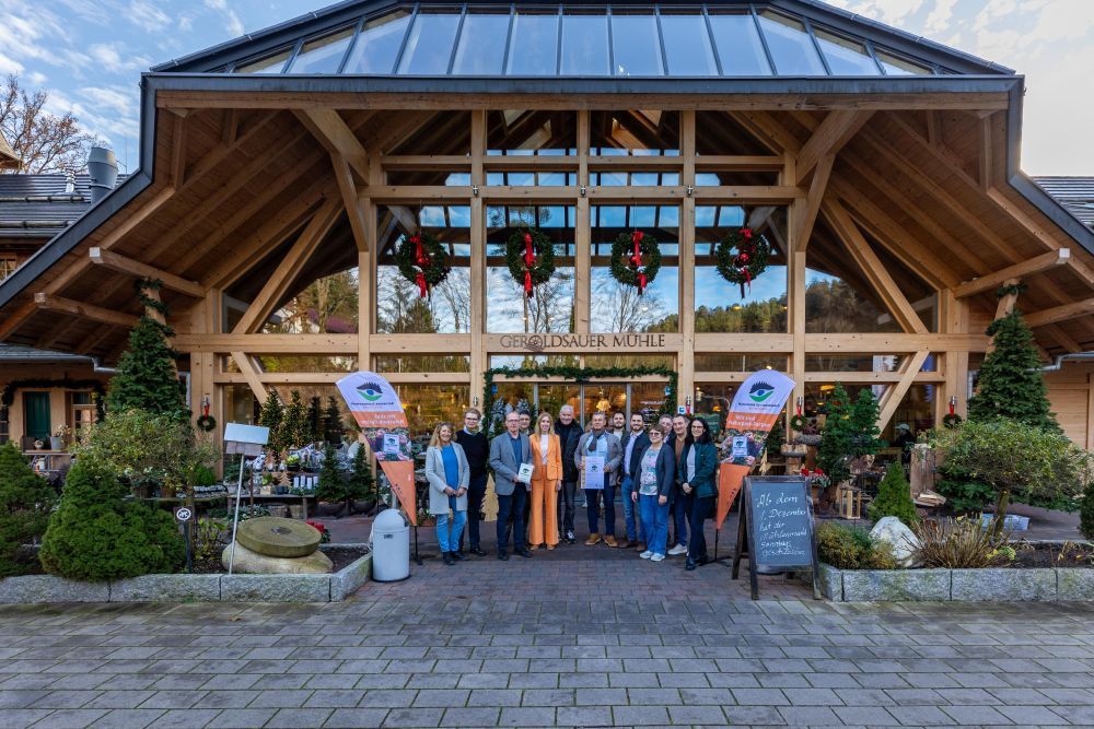 Gruppenbild bei der Auszeichnung vor dem Gebäude der Geroldsauer Mühle in Baden-Baden